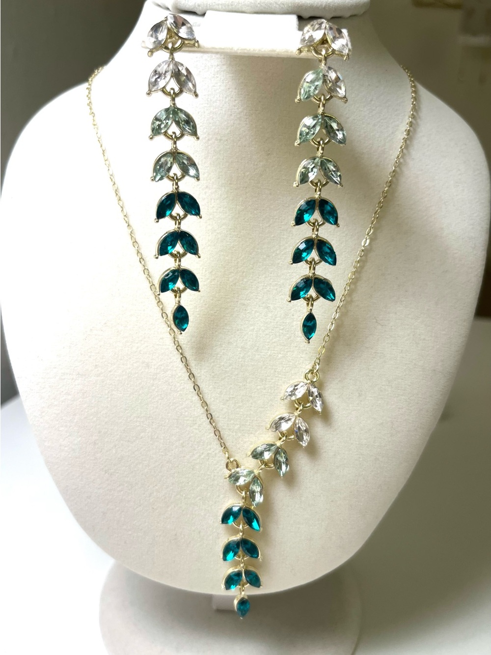 Gold Tone Teal Ombré Faceted Stone Leaf Necklace & Earrings Set